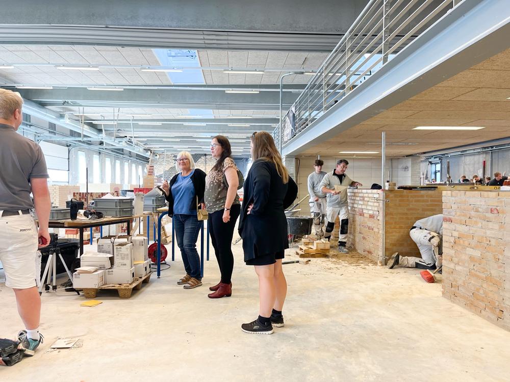 Bettina Dahl Søndergaard og Lena Lindenskov på Tradium. I baggrunden ses murere.