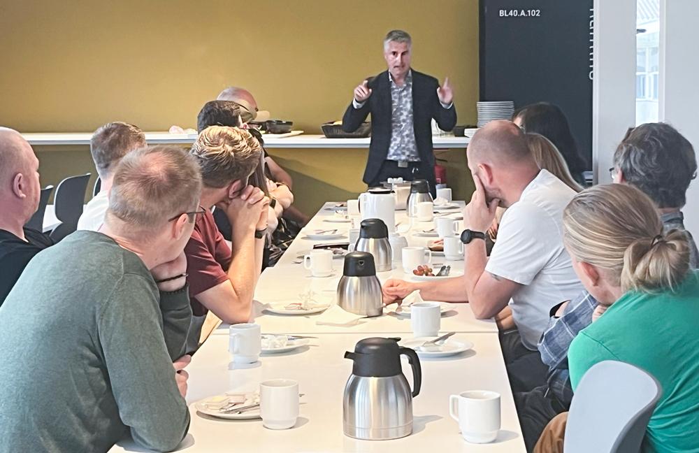 Direktør for Tradium Lars Michael Madsen holder oplæg for KLUMP-projektets deltagere
